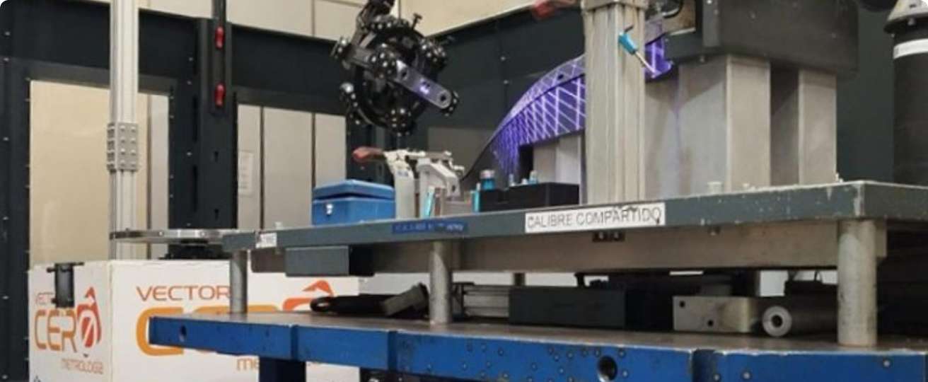 Equipo de I+D+I trabajando en una celda de pruebas para soluciones integrales de metrología avanzada automatizada