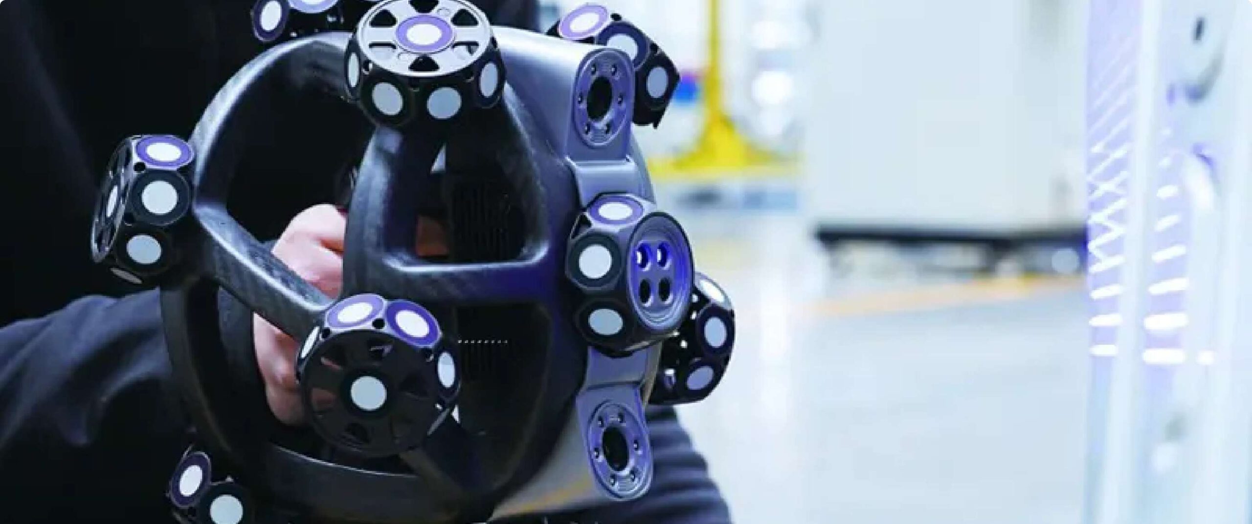 Operario realizando escaneo inalámbrico con tecnología de láser azul NimbleTrack Wireless 3D