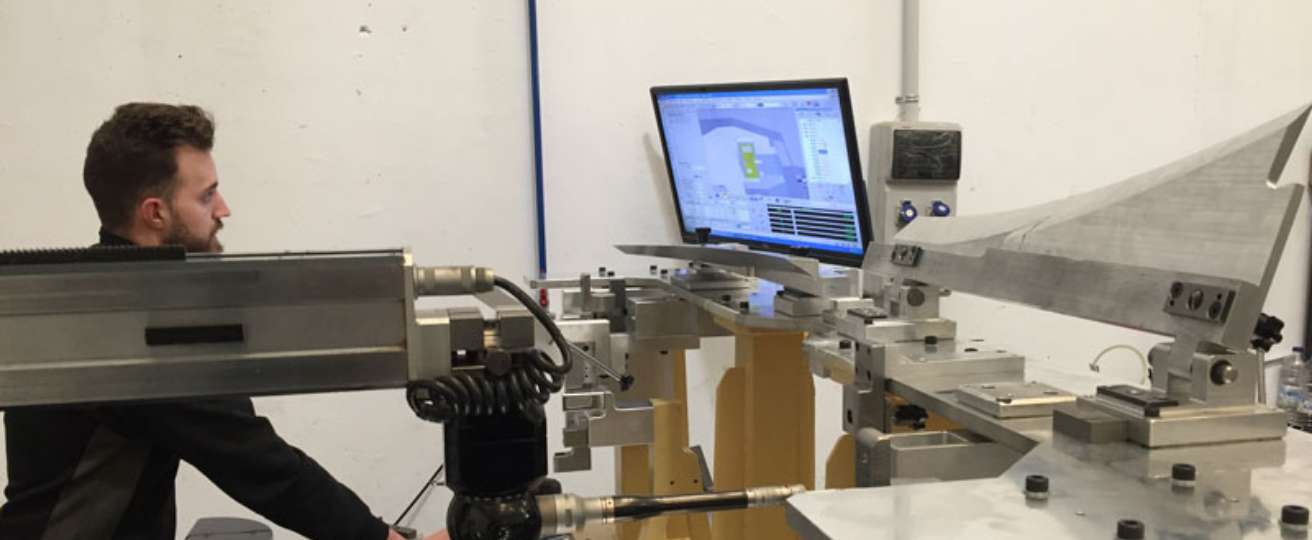 Técnico realizando servicios de calibración en laboratorio de metrología con equipos de alta precisión