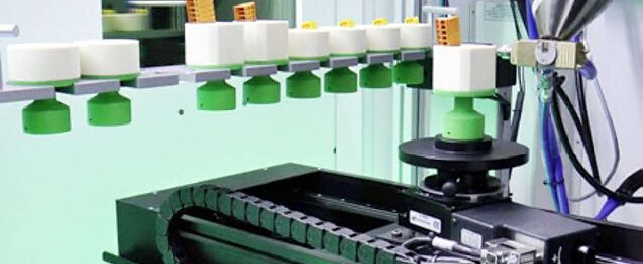 Especialista realizando servicios de metrología mediante tomografía computarizada para inspección precisa de componentes industriales