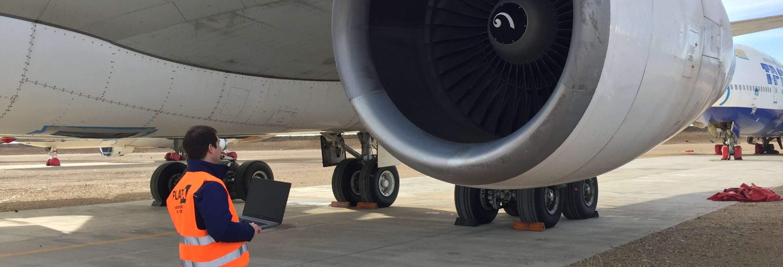 Operario realizando medición metrológica 3D en un avión con equipo especializado