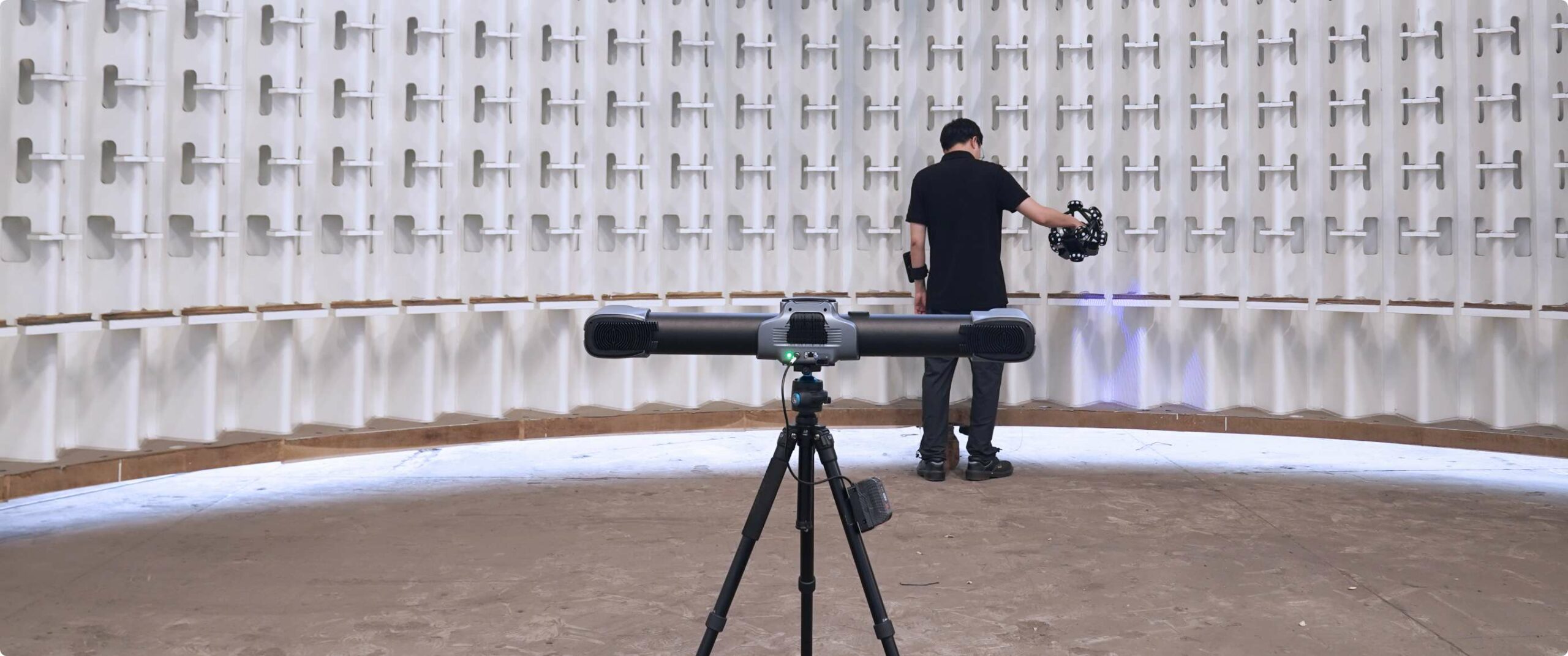 Técnico escaneando una superficie aeronáutica con escáner 3D Scanology TrackScan Sharp para medición metrológica.